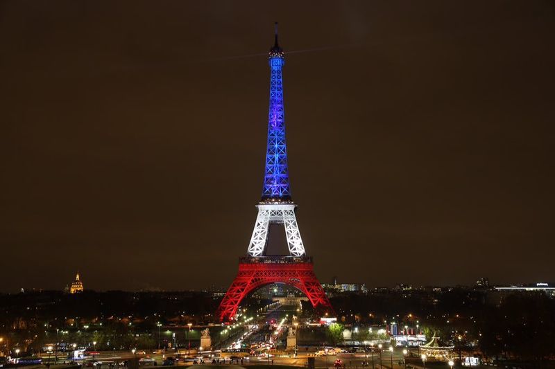 Paris (Fran&#231;a) &#8211; A Torre Eiffel foi iluminada com as cores azul, branco e vermelho da bandeira francesa (Divulga&#231;&#227;o Prefeitura de Paris)